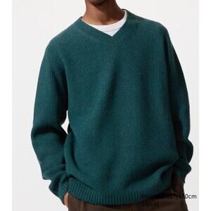 Uniqlo 3D Souffle Yarn V-Neck Sweater in Green